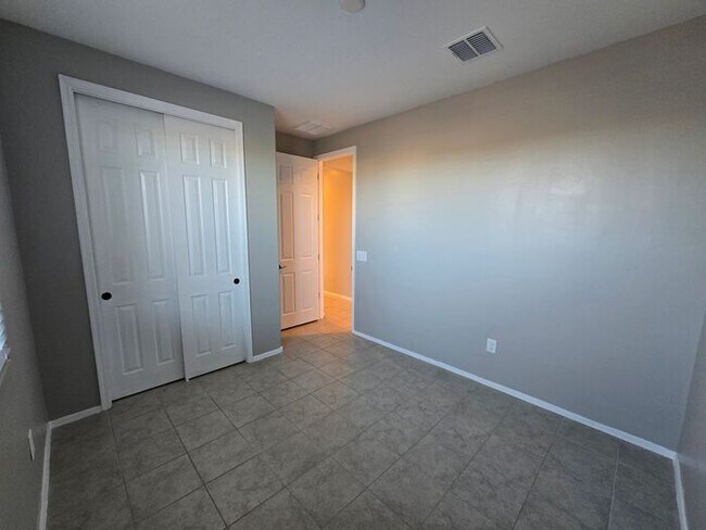 Building Photo - MOVE IN SPECIAL!! 3 Bedroom/ 2 Bath Red Rock Oasis