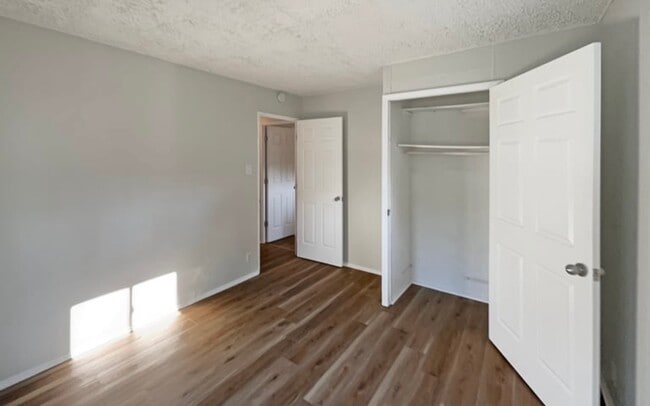 Building Photo - 17 Crestview Dr