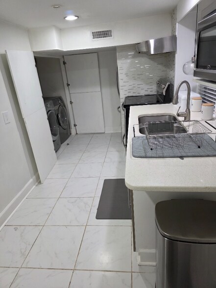 Building Photo - 2080 E Roxboro Rd NE