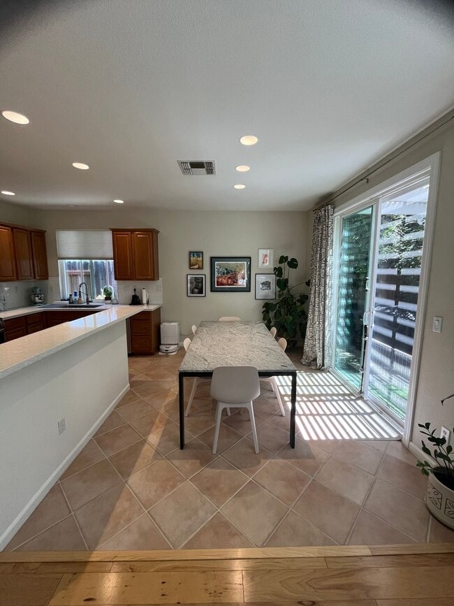 Building Photo - 3820 Vistosa Ct