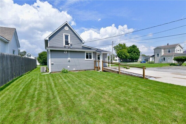 Building Photo - 2415 S A St