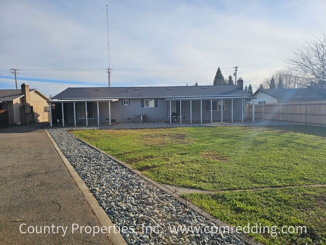 Building Photo - House with Huge Shop in the Heart of Redding Available Now!