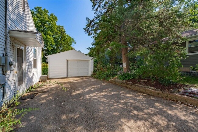 Building Photo - 401 Merrill Crest Dr