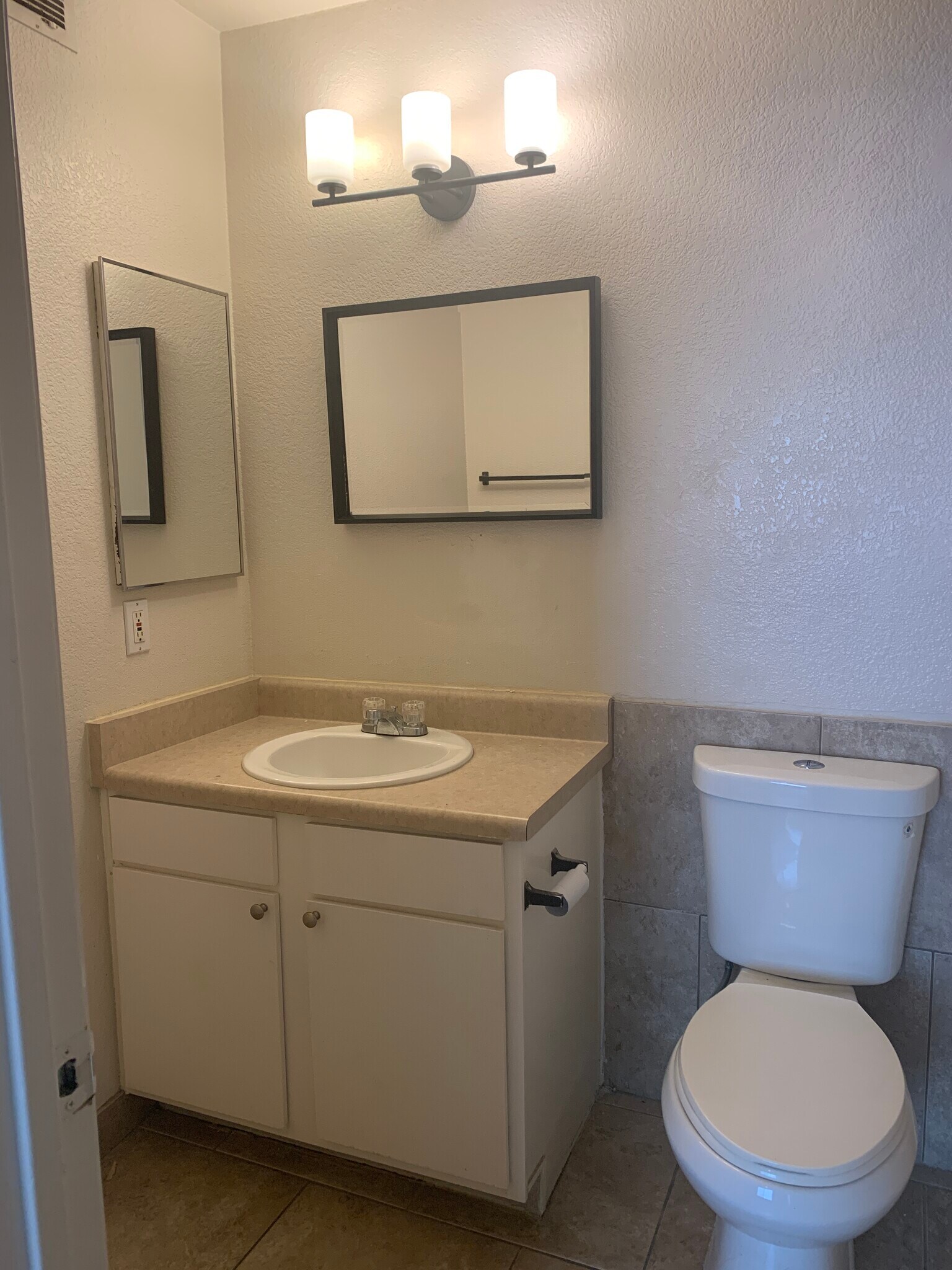 Building Photo - 444 W Ivyglen St