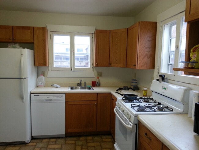 Building Photo - Move-In Special - 1/2 off your first month's rent!!!  DOWNTOWN 4 BEDROOM DUPLEX!!!  4 bedroom dup...