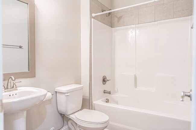 Building Photo - 643 Lilac Ln