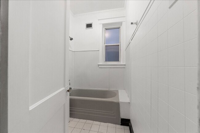 Building Photo - 1353 W Catalpa Ave