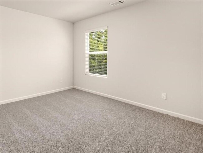 Building Photo - 167 Fernbrook Trl