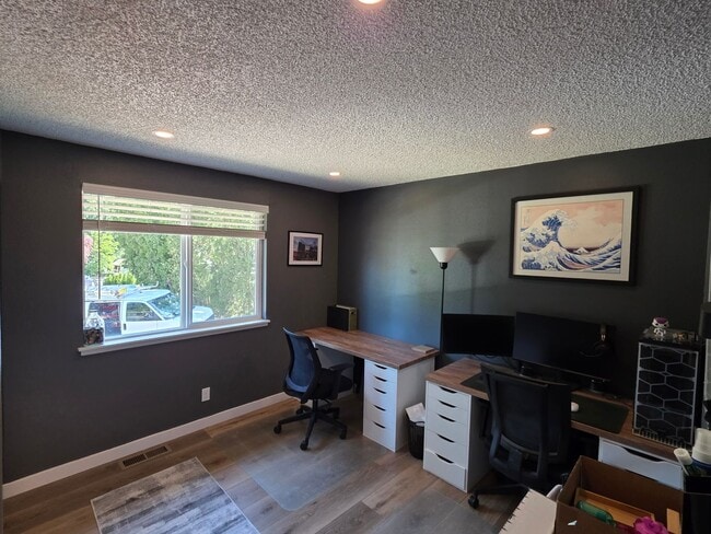 Building Photo - Lea Hill tri-level home - 3 bedroom 2.5 bath home - Feels like new/ Remodeled - A Must see - Avai...