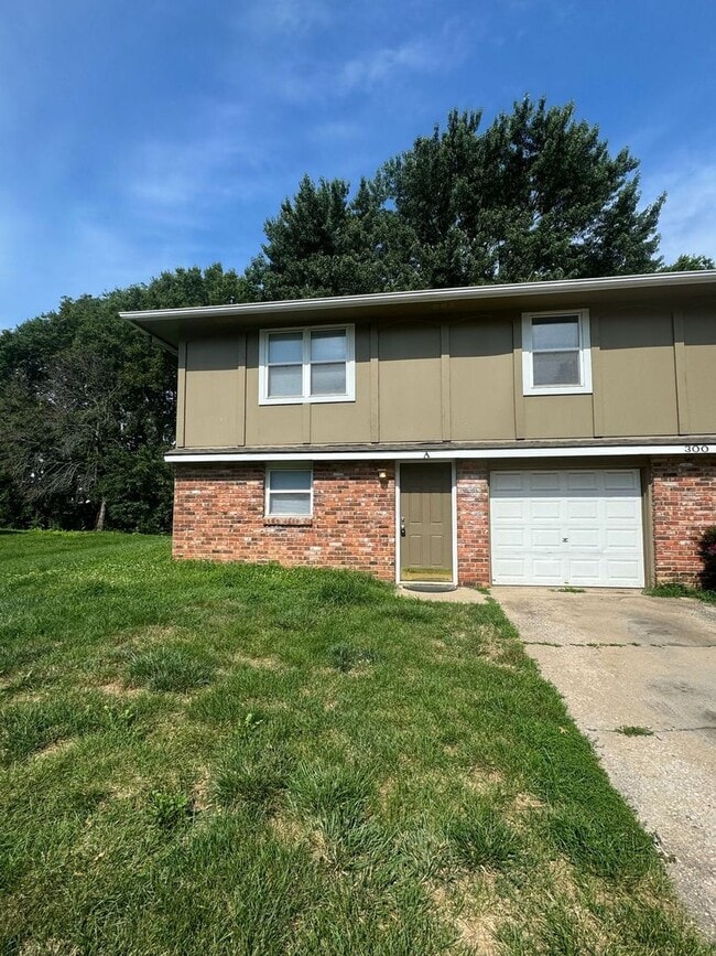 Building Photo - Coming Soon! Spacious Split-Level Duplex in Lee’s Summit