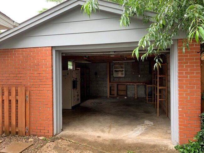 Building Photo - Cute house with a fenced in yard!