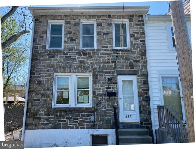 Building Photo - 920 Young St