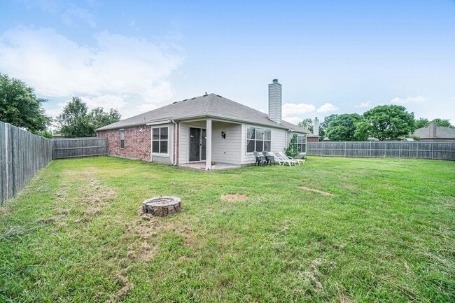 Building Photo - 1327 Primrose Dr