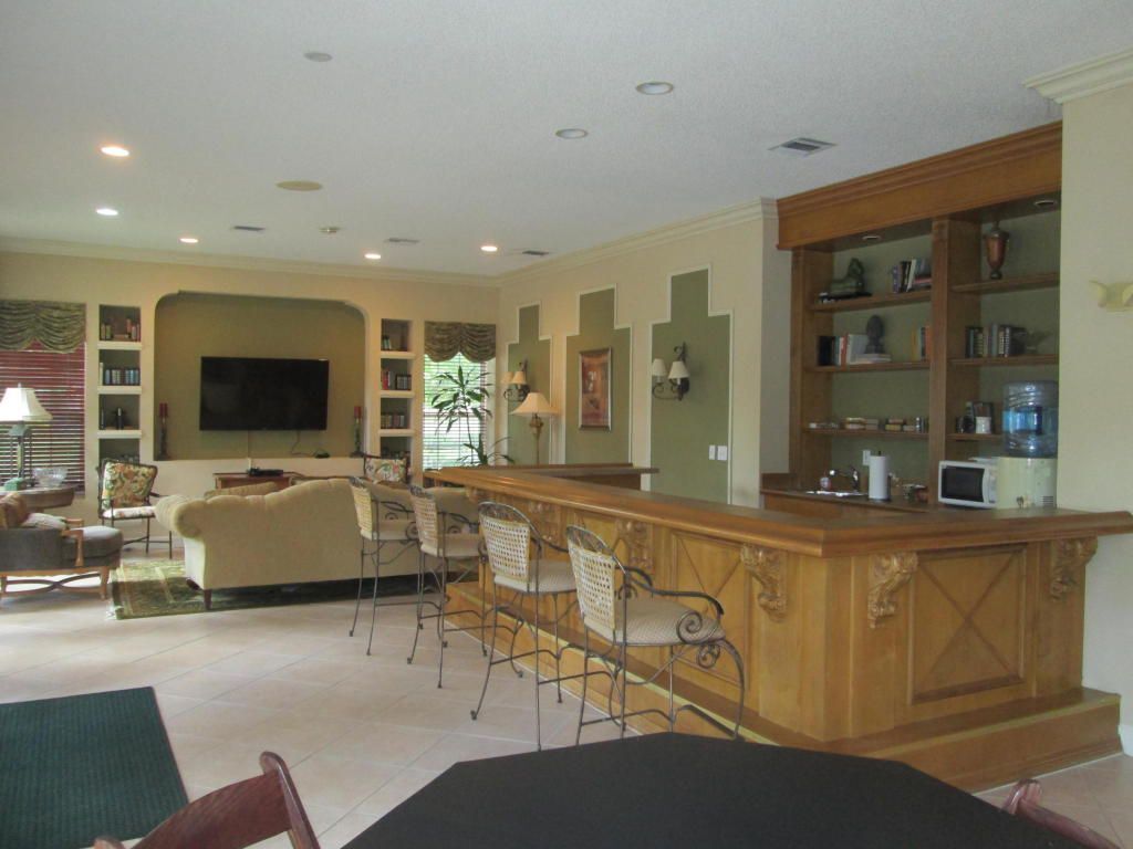 Common area lounge - 266 Village Blvd