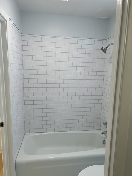 Building Photo - 515 Basswood Ave