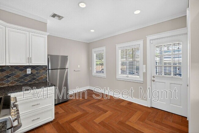 Building Photo - 829 N Hyer Ave