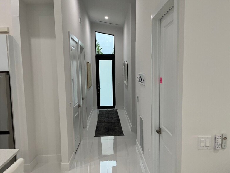 Building Photo - 4320 30th Ave SE