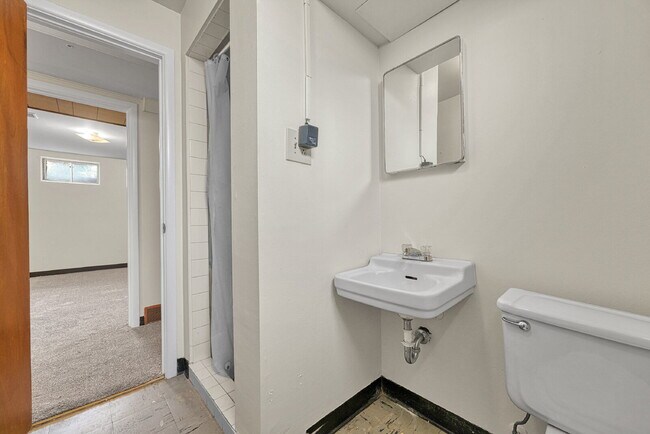 Building Photo - $2,595, 3-bed, 2-bath located in Denver.