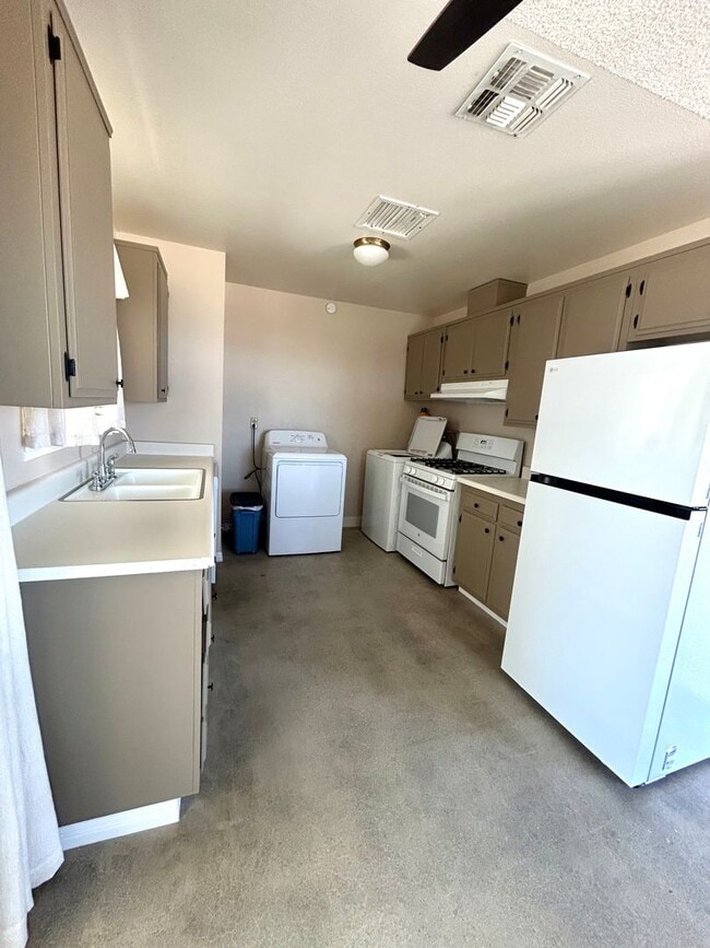 Building Photo - NEWLY RENOVATED 2 BEDROOM 1 BATHROOM HOME