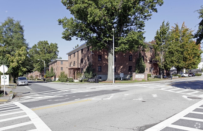 Primary Photo - Lakeside Apartments
