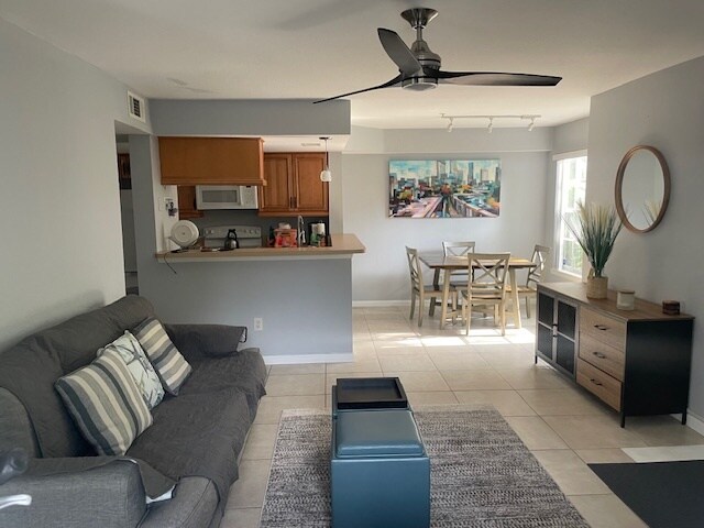 Building Photo - 850 S Tamiami Trl