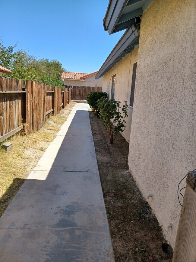 Side Yard - 45408 17th St E