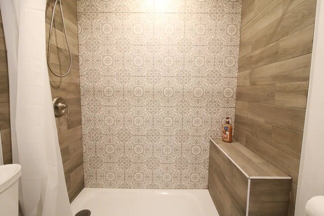 Full Bathroom - 1111 N Stevens St