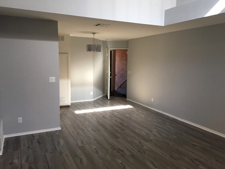 Building Photo - 5328 Riverton Ave
