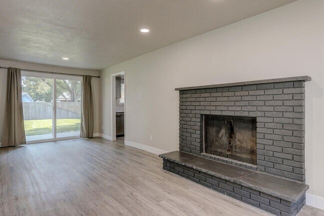 Building Photo - Streamside Duplex - Harvey Anderson