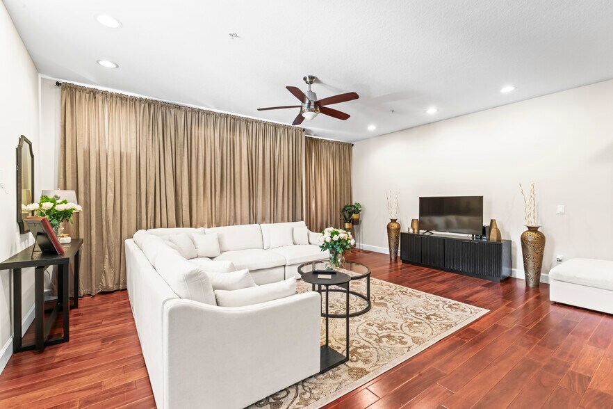 Family Room - 113 S Newport Ave