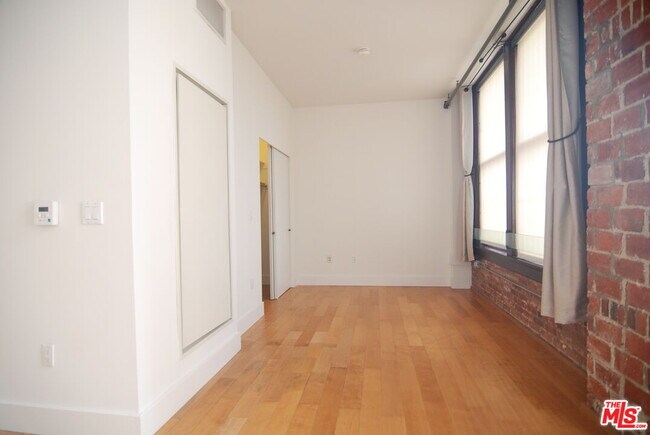 Building Photo - 460 S Spring St