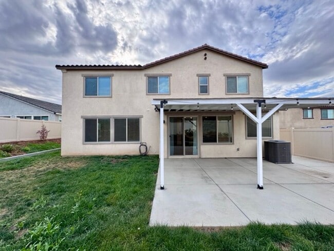 Building Photo - Spacious 4 Bedroom Home for Lease in Winch...