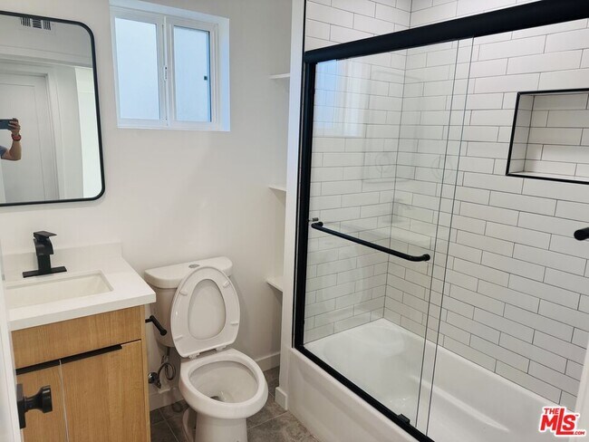 Building Photo - 231 E 85th St