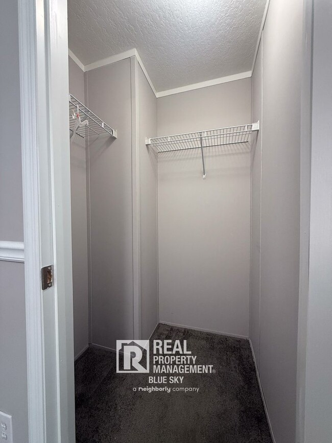 Building Photo - SPACIOUS 4 BEDROOM HOME WITH MODERN FEATUR...