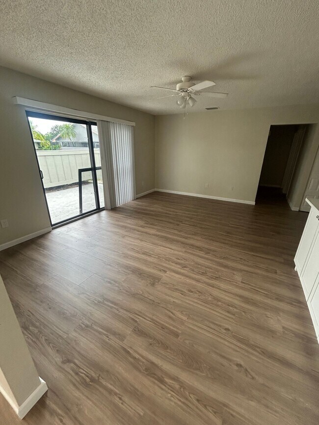 Building Photo - 4015 Cinnamon Cir
