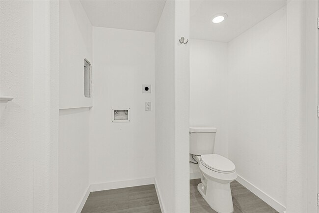 Building Photo - 6620 Lawndale St