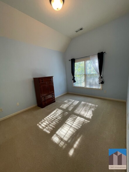 Building Photo - 1377 Greencrest Ct