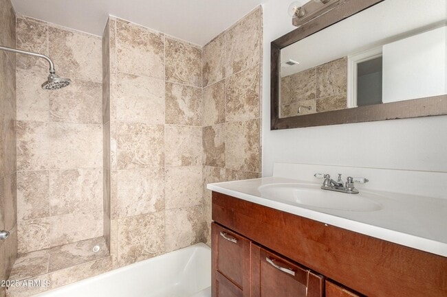 Building Photo - Old Town Scottsdale townhome- 2 bd 2 bath- W/D- Yard