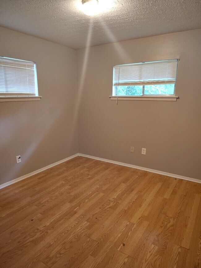 Building Photo - 130 E Woodcrest Dr