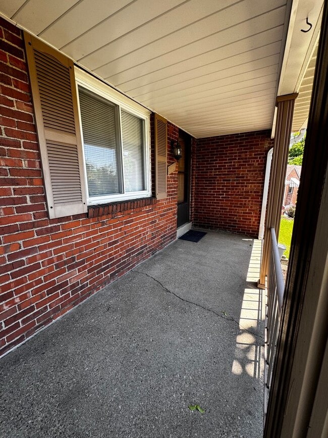 Building Photo - BRENTWOOD BEAUTY -- Available Now!!