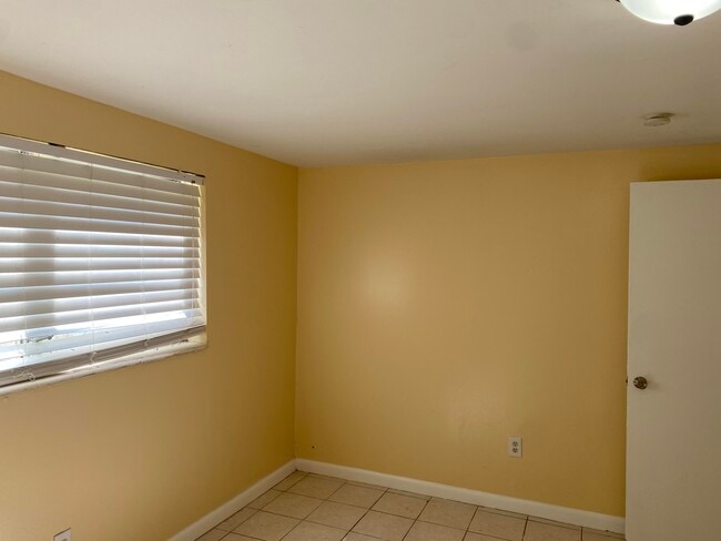 Building Photo - 2320 Sunrise Dr