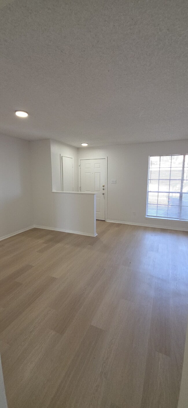 Building Photo - Beautifully remodeled first-floor condo with 2 bed & 2 bath