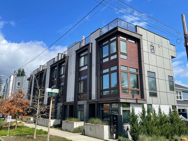 Building Photo - 4 Star Green Built 2-Bedroom, 2-Bath Townhome