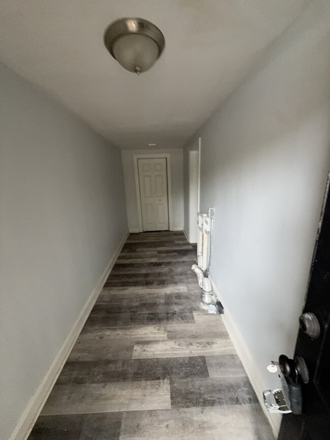 Building Photo - 2 Bedroom 1 Bathroom