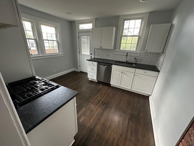 Building Photo - 99-101-101 Tibet Rd