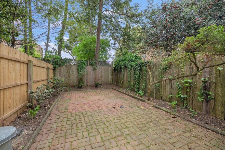 Building Photo - 2510 East Pl NW