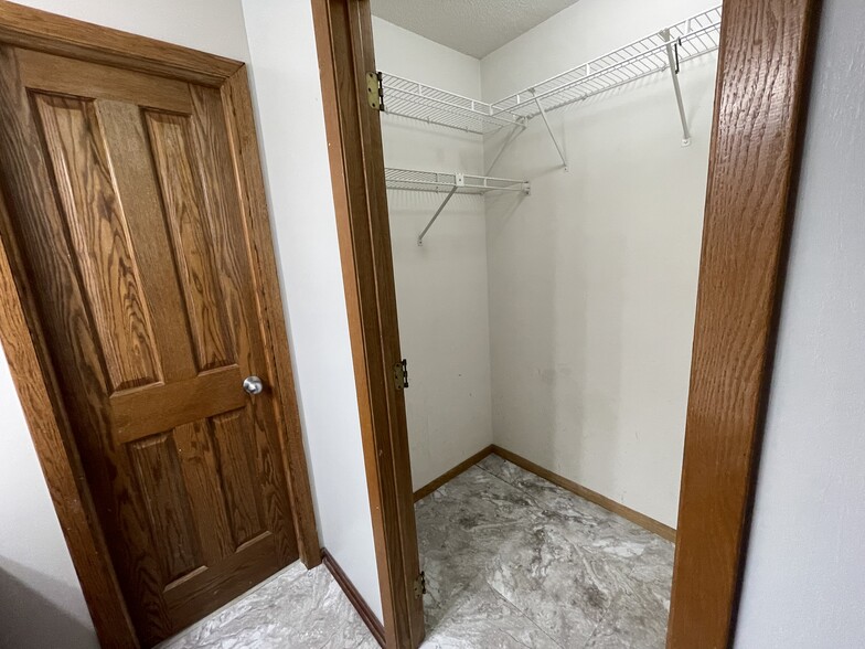 Building Photo - 5864 Red Cherry Ln