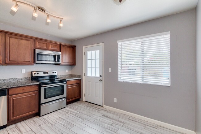 Building Photo - STUNNING 2 BEDROOM REMODELED TEMPE TOWNHOM...