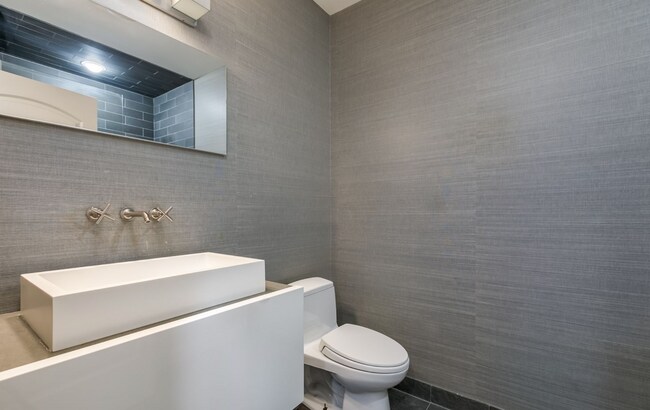 Building Photo - River North Stunning Furnished 2b2b Apartment