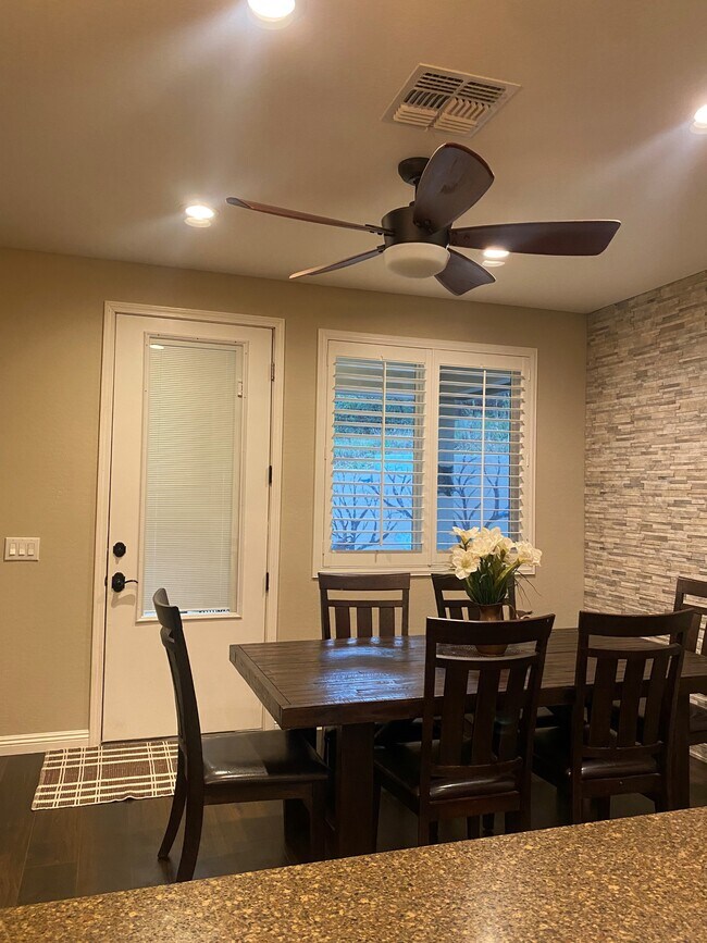 Building Photo - 826 Hemlock Ave